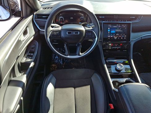 Used 2023 Jeep Grand Cherokee L Altitude image 11