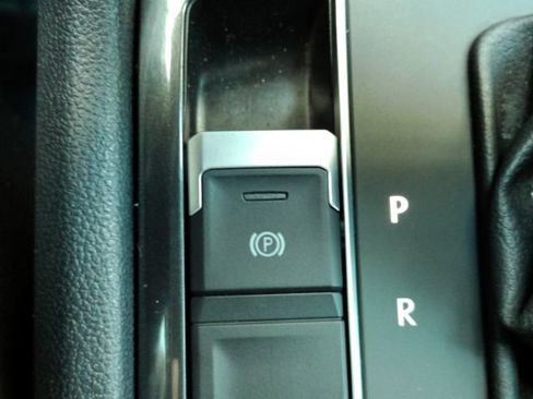 Used 2021 Volkswagen Tiguan SE image 46