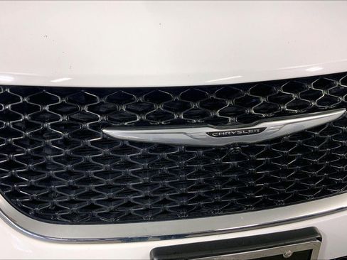 Used 2024 Chrysler Pacifica Select image 28