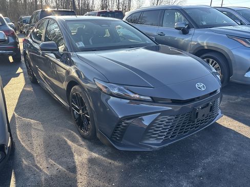 Used 2025 Toyota Camry SE image 1