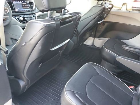 Used 2024 Chrysler Pacifica Limited w/ Uconnect Theater Family Group image 23