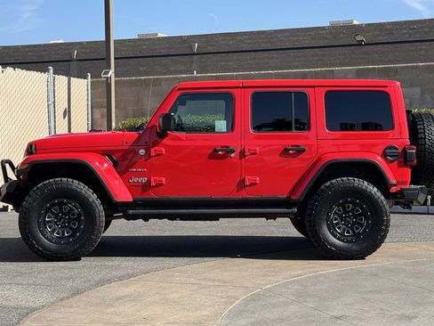 Used 2018 Jeep Wrangler Unlimited Sahara AWD/4WD image 7