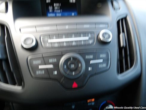 Used 2018 Ford Focus SE FWD image 19