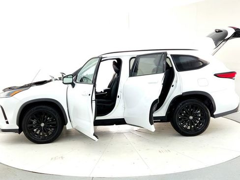 Used 2023 Toyota Highlander XSE AWD/4WD image 10