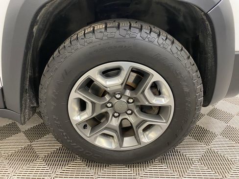 Used 2019 Jeep Cherokee Trailhawk image 8