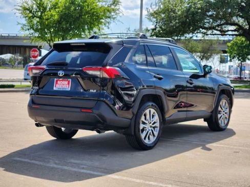 Used 2021 Toyota RAV4 XLE Premium FWD image 3