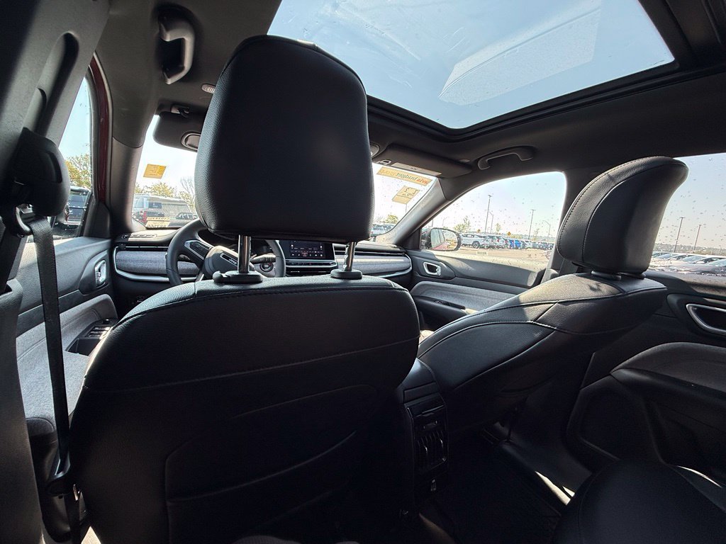 Used 2025 Jeep Compass Latitude w/ Sun & Sound Group AWD/4WD image 29