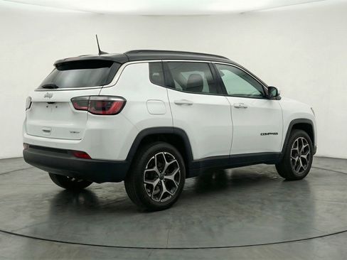 Used 2025 Jeep Compass Limited image 9