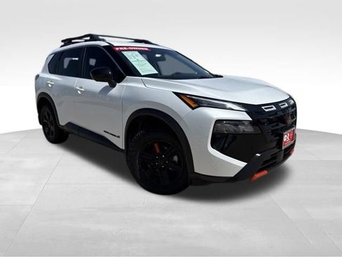 Used 2025 Nissan Rogue SV AWD/4WD image 2