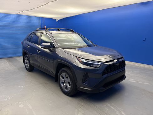 Used 2022 Toyota RAV4 XLE AWD/4WD image 2