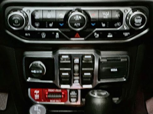 Used 2022 Jeep Wrangler Unlimited Rubicon w/ Cold Weather Group AWD/4WD image 16