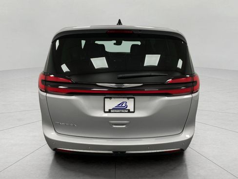 Used 2024 Chrysler Pacifica Touring-L image 5