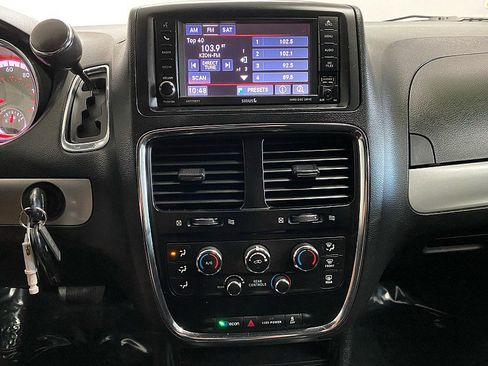 Used 2016 Dodge Grand Caravan SXT w/ UConnect Hands-Free Group image 19