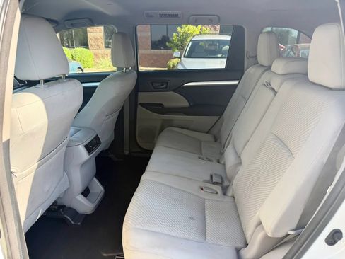 Used 2015 Toyota Highlander LE FWD image 12