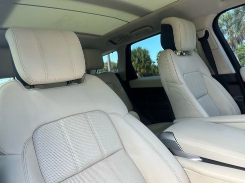 Used 2018 Land Rover Range Rover Sport HSE image 28