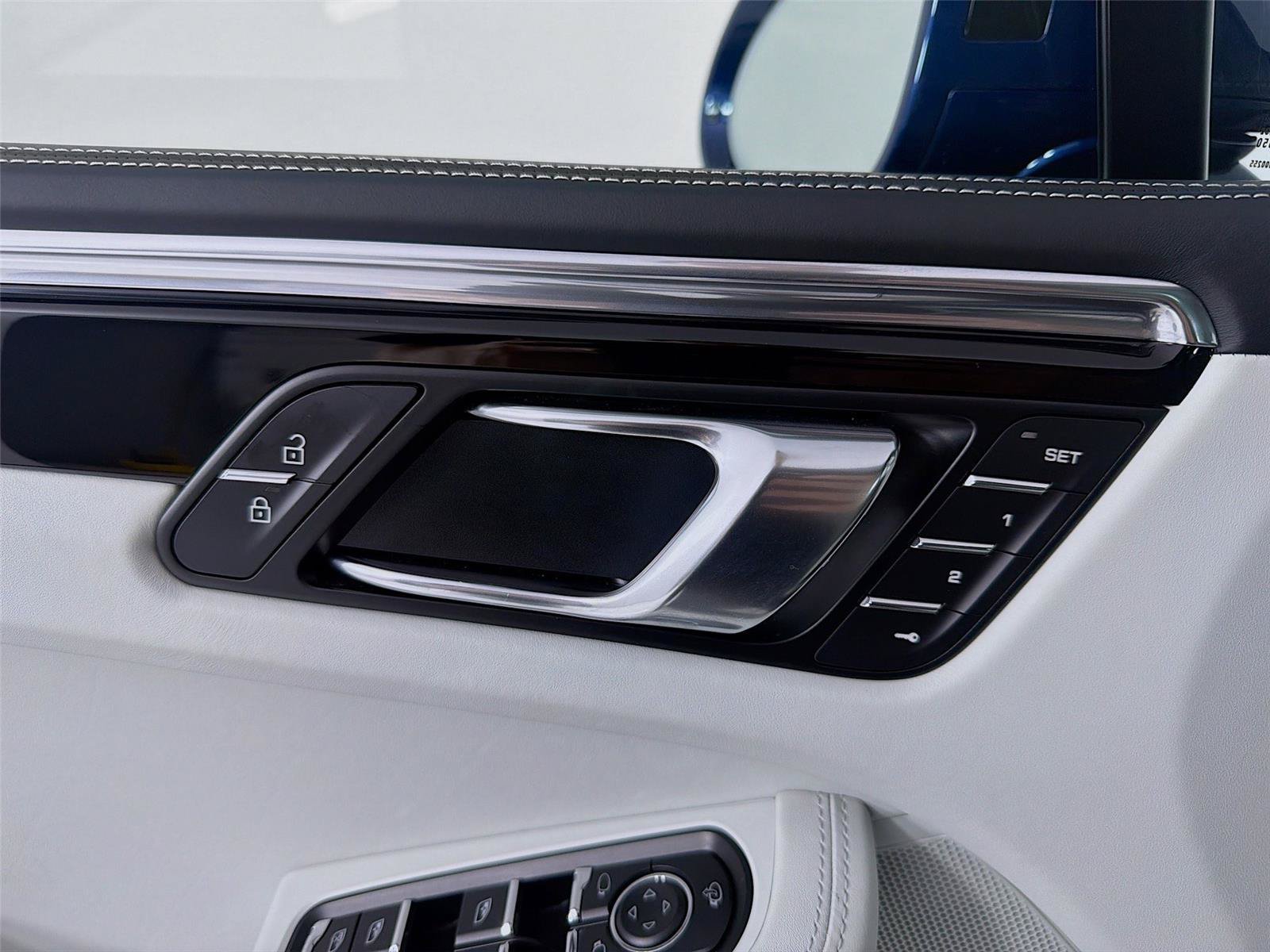 Certified 2026 Porsche Macan AWD/4WD image 7