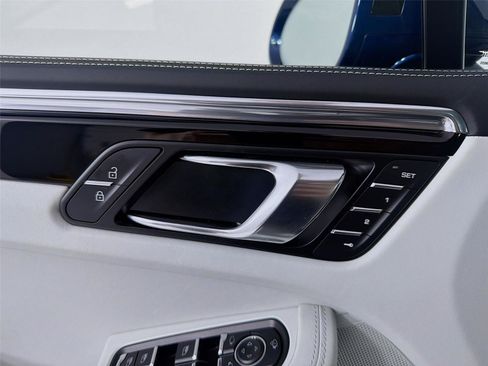 Certified 2026 Porsche Macan AWD/4WD image 7