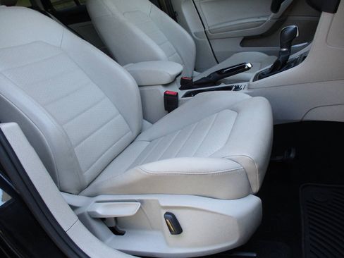 Used 2018 Volkswagen Golf SEL FWD image 21