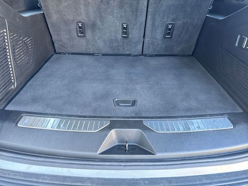 Used 2024 Chevrolet Suburban Premier image 21