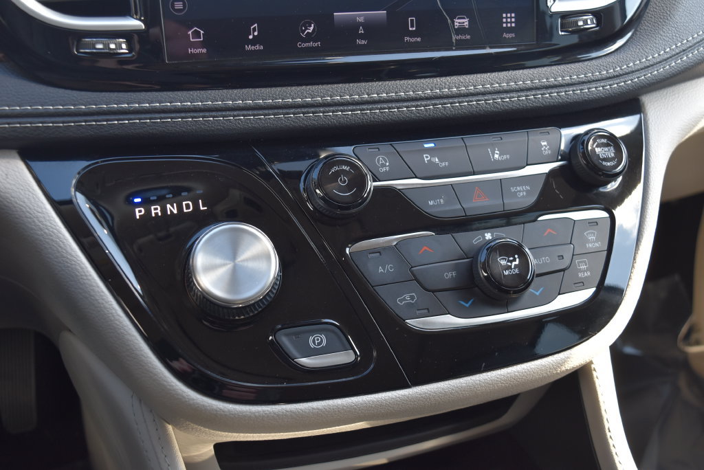 Used 2023 Chrysler Pacifica Limited FWD image 18