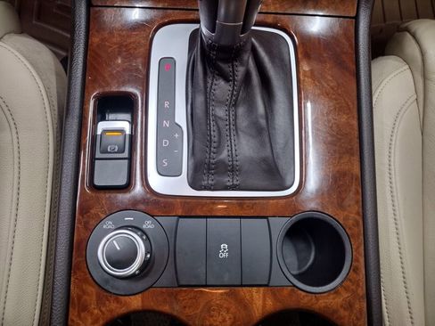 Used 2012 Volkswagen Touareg TDI image 27