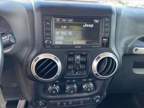 Used 2017 Jeep Wrangler Unlimited Sahara w/ Connectivity Group image 28