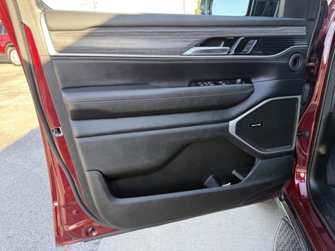 Used 2023 Jeep Wagoneer L Series II image 11