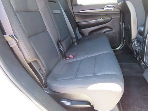 Used 2018 Jeep Grand Cherokee Laredo AWD/4WD image 15