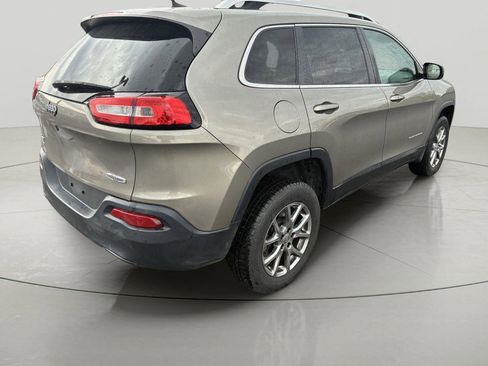 Used 2018 Jeep Cherokee Latitude Plus w/ Cold Weather Group AWD/4WD image 3