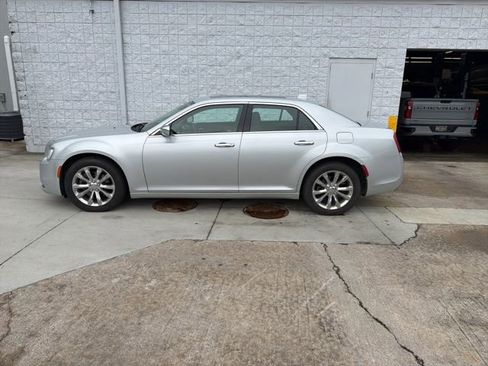 Used 2020 Chrysler 300 Limited image 5