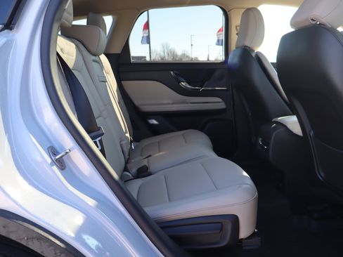 Used 2025 Lincoln Corsair Reserve image 11