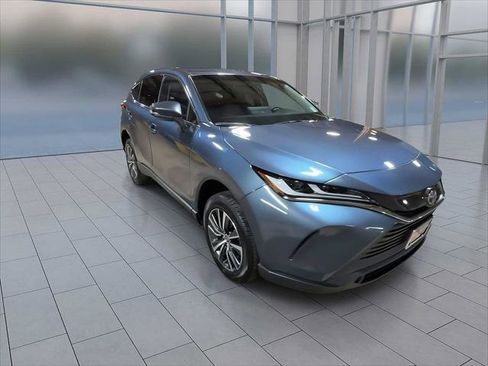 Certified 2023 Toyota Venza LE image 2