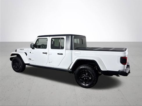 Used 2021 Jeep Gladiator Willys AWD/4WD image 8