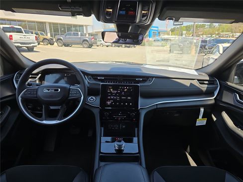 New 2025 Jeep Grand Cherokee Altitude AWD/4WD image 18