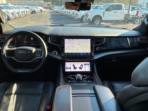 Used 2023 Jeep Grand Wagoneer Series III image 12