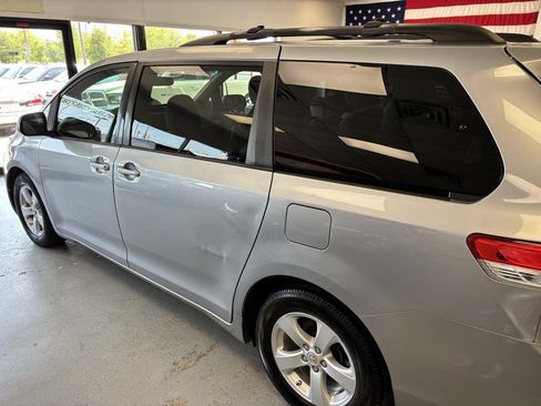 Used 2011 Toyota Sienna LE FWD image 12