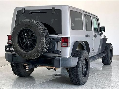Used 2018 Jeep Wrangler Unlimited Sahara AWD/4WD image 2