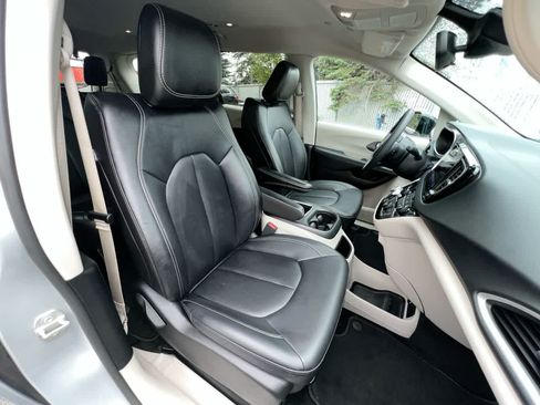 Used 2024 Chrysler Pacifica Touring-L FWD image 28