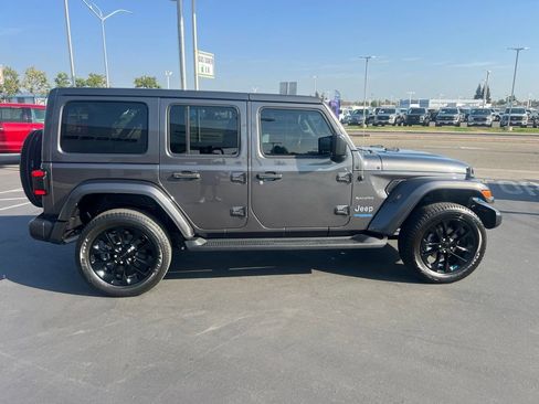Used 2022 Jeep Wrangler Unlimited Sahara AWD/4WD image 13