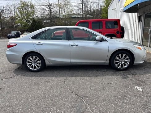 Used 2017 Toyota Camry XLE w/ Moonroof Package image 6