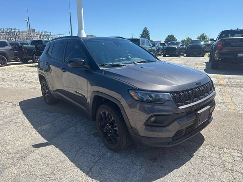 Used 2023 Jeep Compass Latitude w/ Sun and Sound Group AWD/4WD image 4