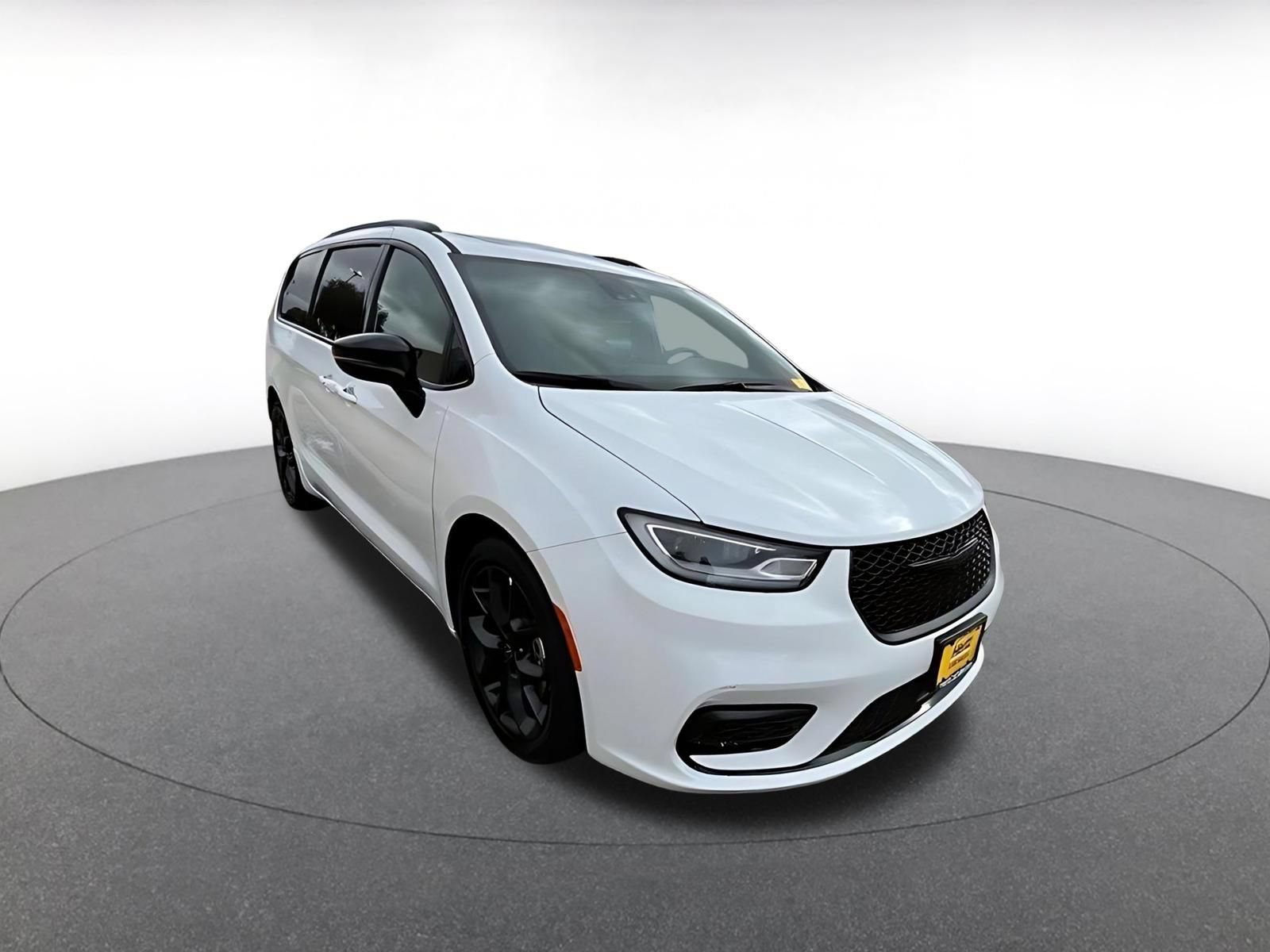 Used 2025 Chrysler Pacifica Limited FWD image 2