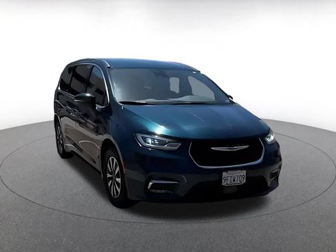 Used 2023 Chrysler Pacifica Touring-L FWD image 3