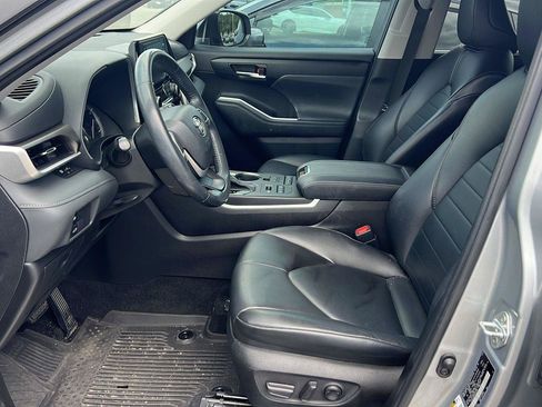 Used 2022 Toyota Highlander XLE AWD/4WD image 9