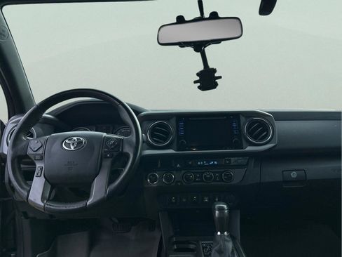 Used 2017 Toyota Tacoma TRD Sport image 10