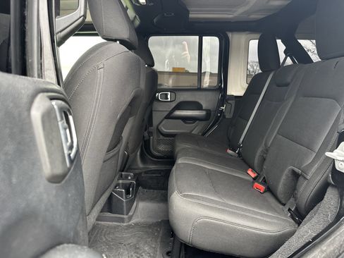 Used 2018 Jeep Wrangler Unlimited Sahara image 29