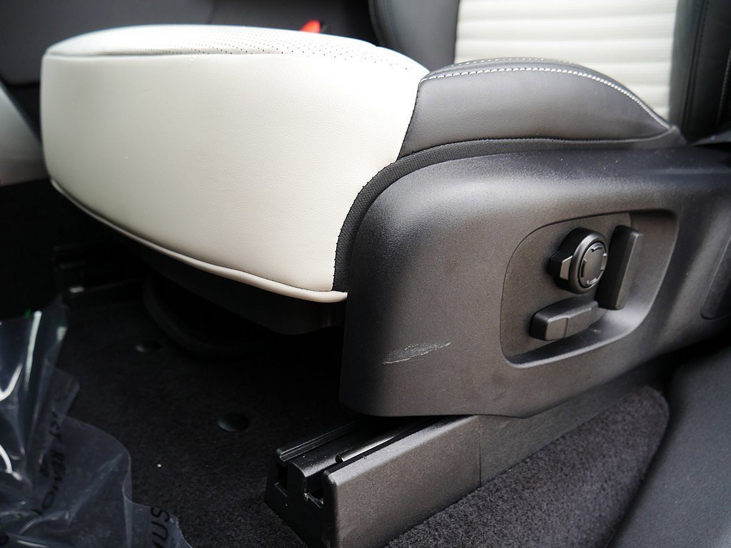 Used 2025 Land Rover Discovery Metropolitan Edition AWD/4WD image 12