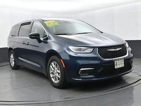 Used 2025 Chrysler Pacifica Select FWD image 2