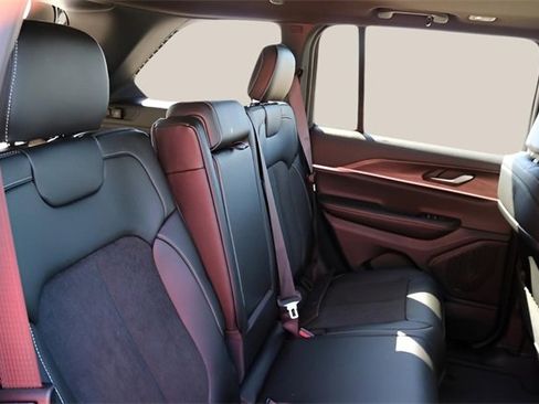 New 2026 Jeep Grand Cherokee Altitude image 18