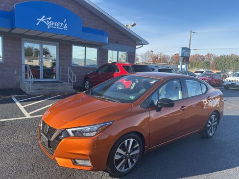 Used 2021 Nissan Versa SR image 3